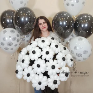 Букет из 29 ти черно белых ромашек